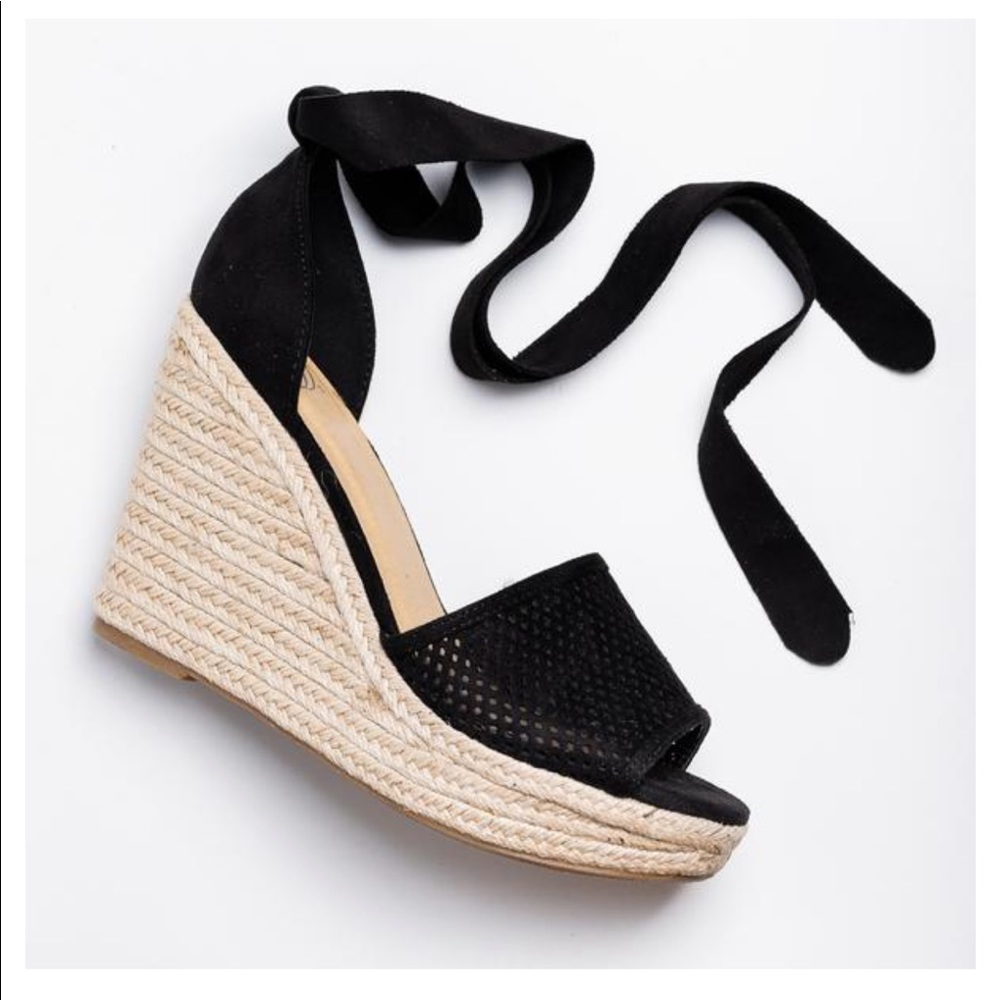 ✨LAST 2✨Pinhole espadrille wedges black laced up - Picture 2 of 2